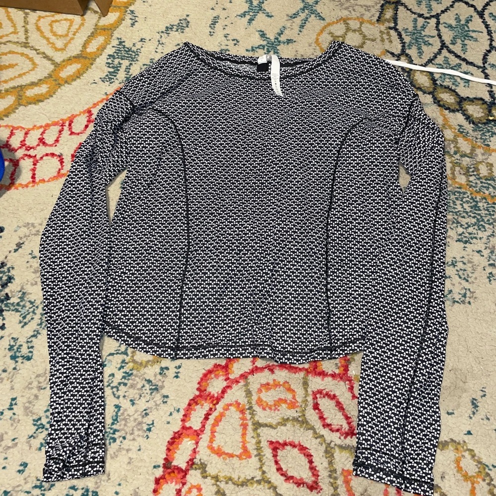 Lululemon size 6 long sleeve workout shirt